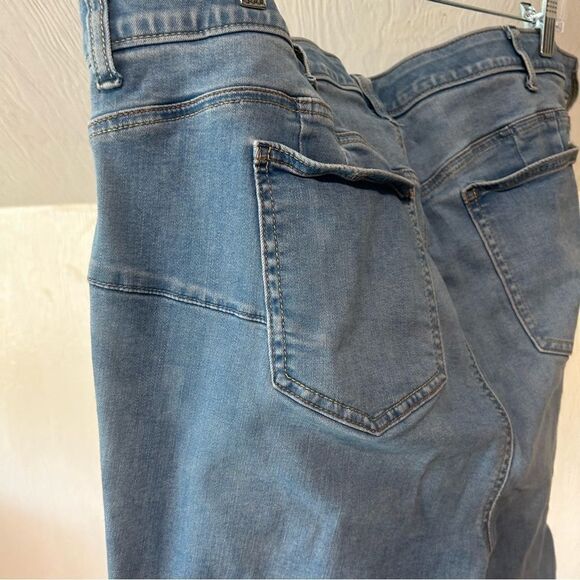 Torrid Light Wash 5 front Button Bombshell Skinny Jeans, size 24 SHORT - Picture 7 of 9